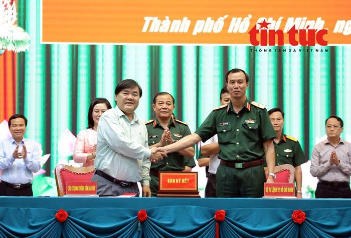 Bộ Tư lệnh TP Hồ Chí Minh ký kết quy chế phối hợp hoạt động tuyên truyền với Trung tâm Thông tin TTXVN khu vực phía Nam.