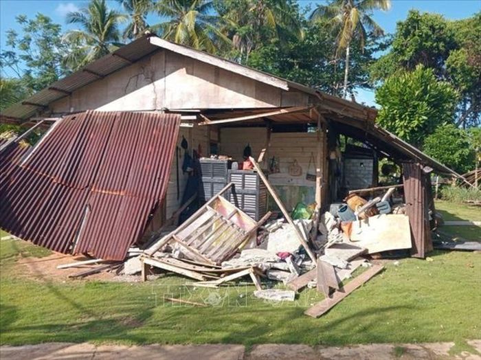 Ngôi bị phá hủy sau trận động đất ở Bắc Sulawesi, Philippines. Ảnh: THX/TTXVN