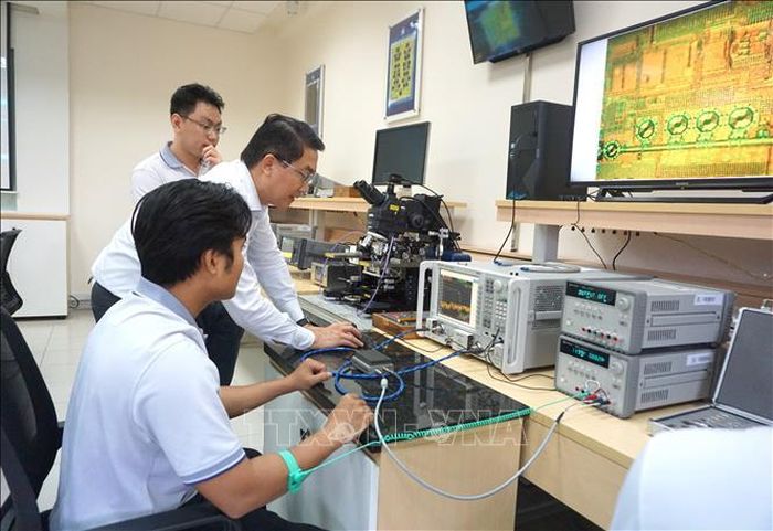 Phòng thí nghiệm vi mạch và hệ thống cao tần có hệ thống thiết bị hiện đại và đồng bộ đáp ứng yêu cầu nghiên cứu thực hiện thiết kế các vi mạch tần số cao. Ảnh: Thu Hoài/TTXVN