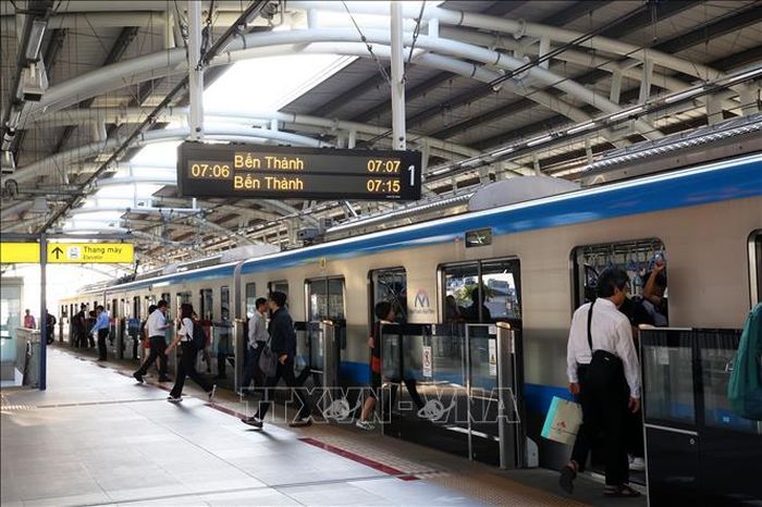 Khách lên xuống tàu metro tuyến số 1 Bến Thành - Suối Tiên. Ảnh: Hồng Đạt/TTXVN