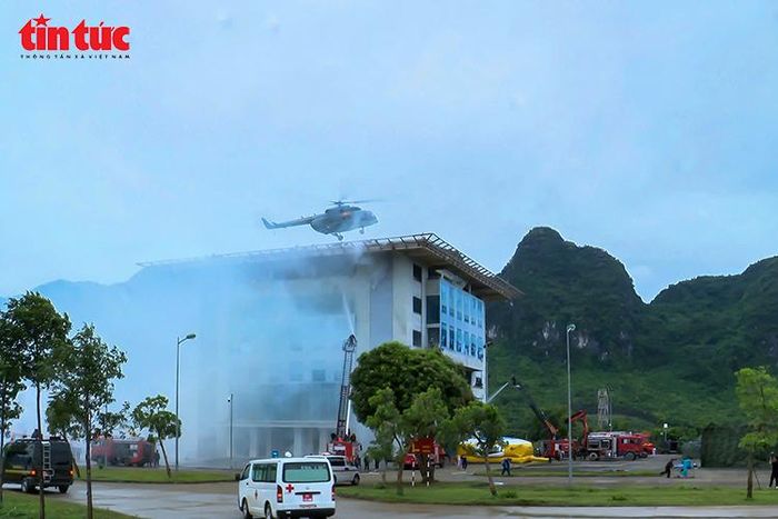 Trực thăng của Trung đoàn Không quân 916 tiếp cận khu vực tòa nhà cao tầng trong tình huống giả định cháy nổ, khói bao phủ khu vực cứu nạn.