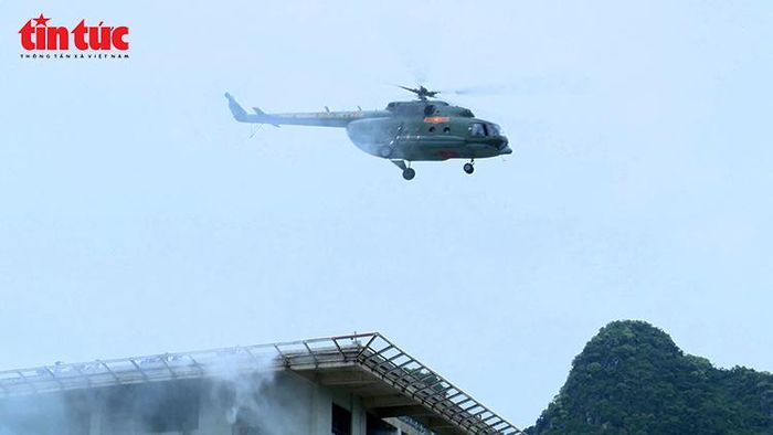 Trực thăng bay trinh sát khu vực giả định xảy ra hỏa hoạn, đánh giá điều kiện tiếp cận trước khi thực hiện cứu hộ.