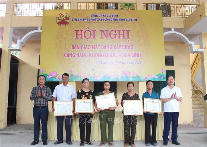 UBND xã Gia Bình khen thưởng 5 hộ dân thôn Mỹ Thôn gương mẫu, tiên phong trong việc bàn giao mặt bằng.