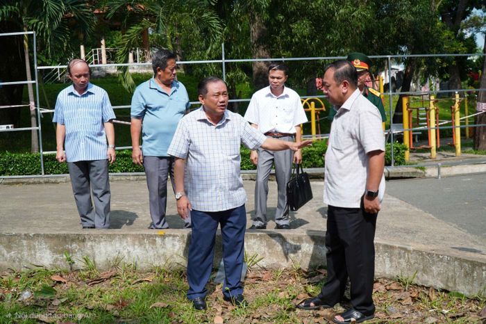Đoàn khảo sát, trao đổi thông tin về vị trí nghi có mộ liệt sĩ.
