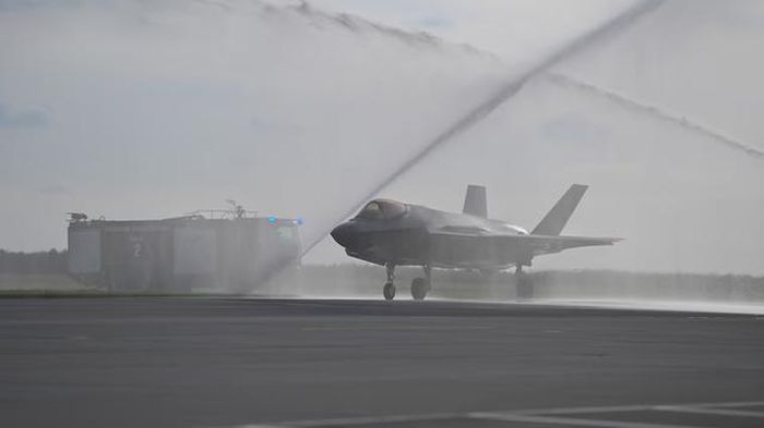 Phi đội F-35 Husarz mới được chào đón bằng nghi thức phun vòi rồng truyền thống. Ảnh: Aviaci Online