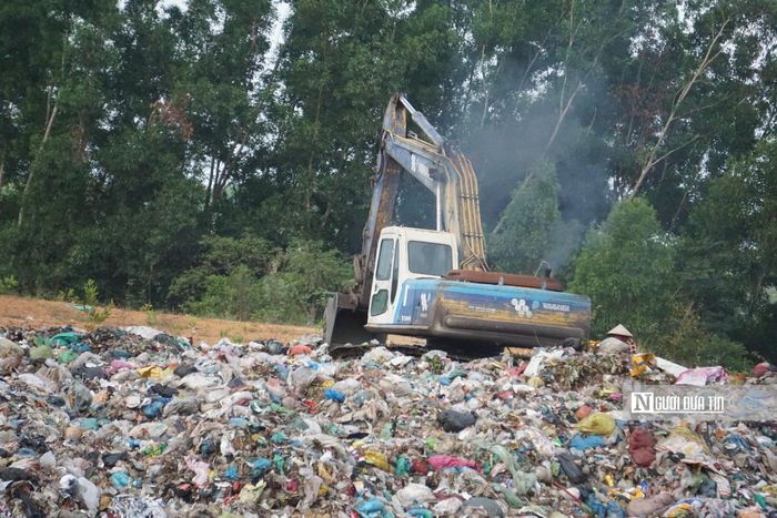 Rác được tiếp nhận và chôn lấp thủ công.