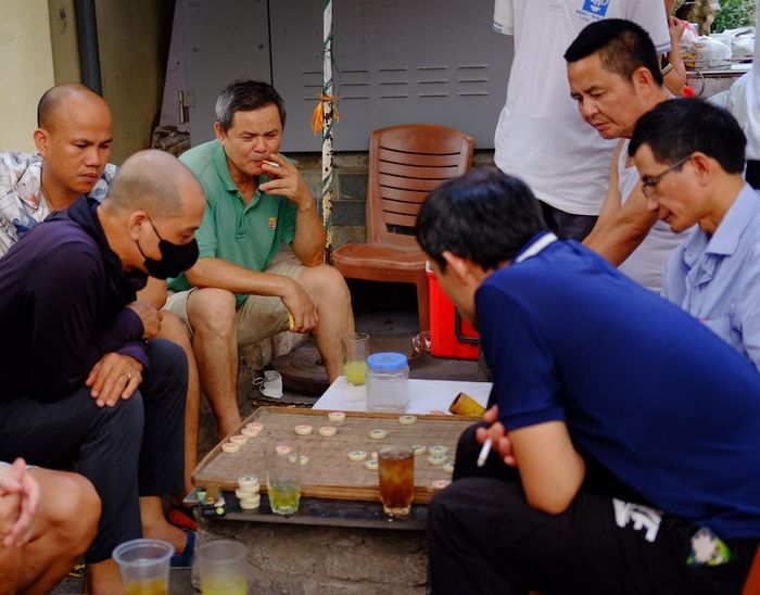 Ngay dưới chân khu nhà, những quán trà đá vỉa hè vẫn là điểm hẹn quen thuộc của người dân. Người chơi cờ tướng, người trò chuyện về gia đình, cuộc sống, tạo nên nhịp sinh hoạt bình dị giữa lòng Hà Nội.