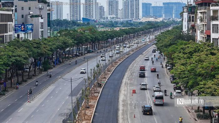 Về chiều dày lớp đất, do vị trí dải phân cách trồng cây nằm trên tuyến cống thoát nước đã được thi công của dự án nên phần đất có thể đắp để trồng cây khoảng 80cm để đảm bảo kết cấu bảo vệ ống cống thoát nước.