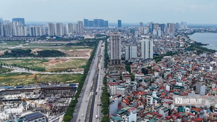 Liên quan đến việc trồng cây hoàn trả trên dải phân cách đường Võ Chí Công, Ban quản lý dự án đầu tư xây dựng công trình hạ tầng kỹ thuật và nông nghiệp Hà Nội cho biết, việc trồng cây xanh ở dải phân cách đường Võ Chí Công là để hoàn trả hiện trạng khi thi công dự án cải tạo kênh Thụy Phương - một trong những dự án khẩn cấp chống ngập của Hà Nội đang được triển khai.