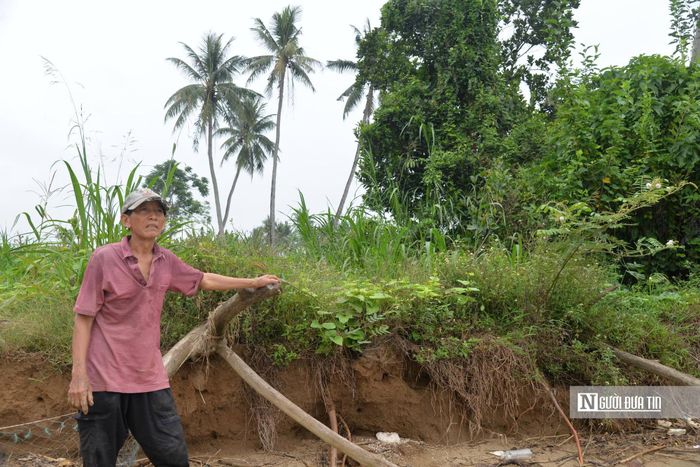Người dân sống ven sông luôn trong tâm trạng bất an mỗi khi mùa mưa bão tới.