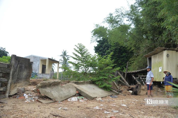 Người dân cho biết, tình trạng sạt lở đã kéo dài lâu nay nhưng vài năm gần đây diễn biến ngày càng tăng.
