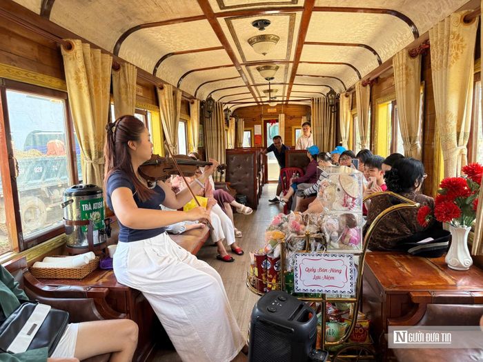 “Chúng tôi mong muốn mỗi du khách khi đến ga không chỉ tham quan mà còn thực sự hòa mình vào không gian văn hóa của tuyến đường sắt lịch sử. Sự kết hợp giữa kiến trúc cổ kính, cảnh quan cao nguyên cùng các chương trình âm nhạc acoustic, saxophone trên tàu và tại nhà ga đã tạo nên một trải nghiệm rất riêng, đậm chất Đà Lạt”, ông Chánh chia sẻ.