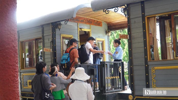 Theo ông Lê Anh Tuấn, Giám đốc Chi nhánh Vận tải đường sắt Sài Gòn - Công ty Cổ phần Vận tải Đường sắt, việc bảo tồn và phát huy giá trị di sản ga Đà Lạt luôn được đơn vị xác định là nhiệm vụ trọng tâm gắn với phát triển du lịch bền vững. Trong thời gian qua, ngành đường sắt đã chú trọng giữ gìn nguyên trạng kiến trúc nhà ga, bảo tồn các hạng mục công trình hiện hữu, đồng thời đầu tư chỉnh trang cảnh quan nhằm tạo thêm sức hút cho điểm đến di sản này.Đề cập đến định hướng phát triển trong thời gian tới, ông Lê Anh Tuấn cho hay, tuyến đường sắt Đà Lạt – Trại Mát hiện đang được nâng cấp, cải tạo và dự kiến sẽ sớm hoàn thành. Dự án không chỉ góp phần nâng cao điều kiện kỹ thuật, bảo đảm an toàn vận hành mà còn tạo diện mạo mới cho tuyến tàu du lịch, mở rộng khả năng phục vụ và nâng cao trải nghiệm của du khách.“Hiện nay, ga Đà Lạt và tuyến tàu cổ Đà Lạt – Trại Mát đang nhận được sự quan tâm rất lớn từ du khách trong và ngoài nước. Chúng tôi kỳ vọng sản phẩm du lịch đặc trưng này sẽ tiếp tục phát huy giá trị di sản, góp phần quảng bá hình ảnh Đà Lạt, đồng thời đóng góp tích cực vào sự phát triển kinh tế - du lịch của tỉnh Lâm Đồng trong thời gian tới”, ông Tuấn nhấn mạnh.