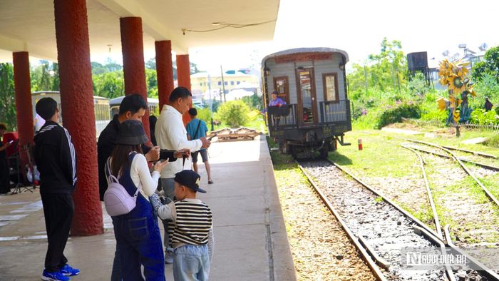 Trao đổi với PV Người Đưa Tin - bà Phan Thị Xuân Thảo - Phó chủ tịch UBND phường Xuân Hương - Đà Lạt cho hay: "Trong thời gian tới, chúng tôi xác định việc kết nối điểm du lịch Ga Đà Lạt với các điểm tham quan, dịch vụ du lịch trên địa bàn là nhiệm vụ quan trọng nhằm góp phần nâng cao trải nghiệm của du khách và kéo dài thời gian lưu trú. Địa phương sẽ phối hợp với các đơn vị liên quan đẩy mạnh hình thành các tuyến tham quan liên hoàn kết nối điểm du lịch Ga Đà Lạt với các điểm đến nổi bật như: Hồ Xuân Hương, Quảng trường Lâm Viên, Khu Hòa Bình, Nhà thờ Con Gà, các tuyến phố đi bộ, chợ đêm Đà Lạt và các không gian văn hóa, nghệ thuật trên địa bàn. Qua đó tạo điều kiện để du khách dễ dàng tiếp cận nhiều sản phẩm du lịch chỉ trong một hành trình".