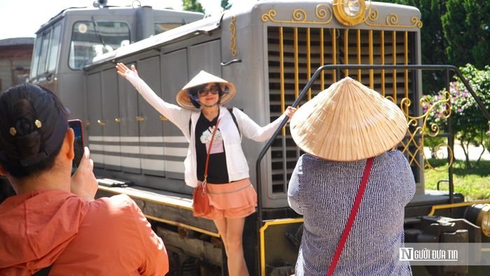 Trong thời gian tới, địa phương sẽ nghiên cứu kết nối các điểm đến như: Nhà thờ Con Gà, Ga Đà Lạt, hồ Xuân Hương, khu Hòa Bình và các công trình kiến trúc đặc trưng để hình thành các tuyến tham quan văn hóa - lịch sử - kiến trúc đặc sắc, lãnh Đạo UBND phường Xuân Hương - Đà Lạt thông tin thêm.