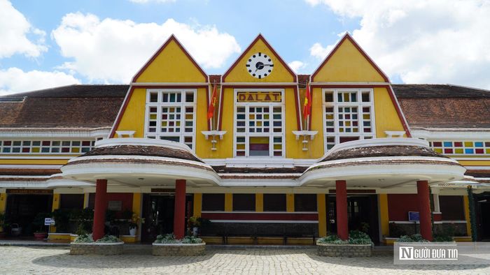 Được xây dựng từ năm 1932 và hoàn thành năm 1938, ga Đà Lạt không chỉ mang giá trị về kiến trúc mà còn là chứng nhân của lịch sử giao thông đường sắt Việt Nam. Năm 2001, ga Đà Lạt được công nhận là Di tích lịch sử cấp quốc gia nhờ những giá trị nổi bật về lịch sử, kiến trúc và văn hóa.