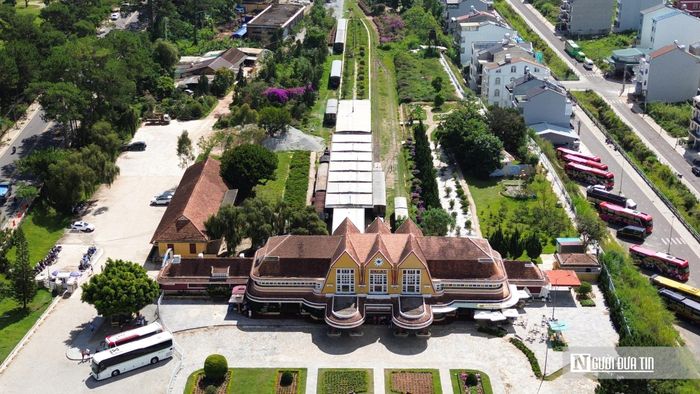 Nằm ở độ cao hơn 1.500m so với mực nước biển, ga Đà Lạt thuộc phường Xuân Hương – Đà Lạt là một trong những công trình kiến trúc tiêu biểu còn lưu giữ gần như nguyên vẹn dấu ấn của tuyến đường sắt răng cưa độc đáo từng nối cao nguyên với duyên hải Nam Trung Bộ.