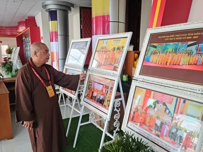 Đại biểu tham quan ảnh trưng bày.