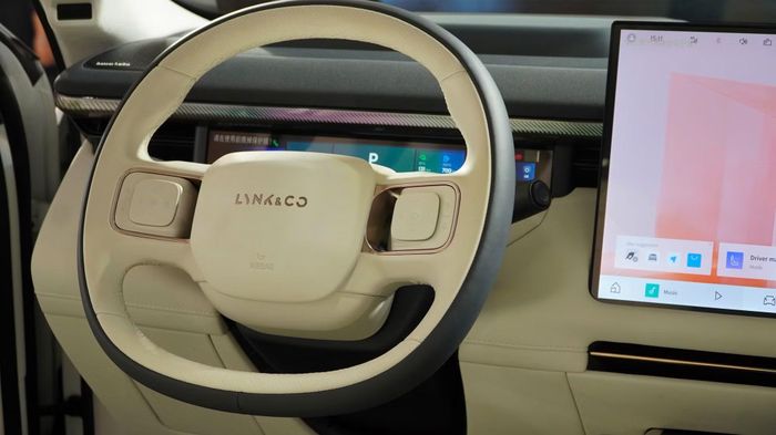 Khoang lái Lynk &amp; Co 900 sử dụng vô-lăng hai chấu, màn hình trung tâm cỡ lớn và phong cách thiết kế tối giản. Ảnh: D.T.