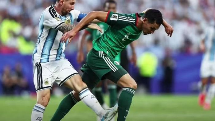 Pha phạm lỗi của Messi được trọng tài VAR bỏ qua. Ảnh: Reuters.