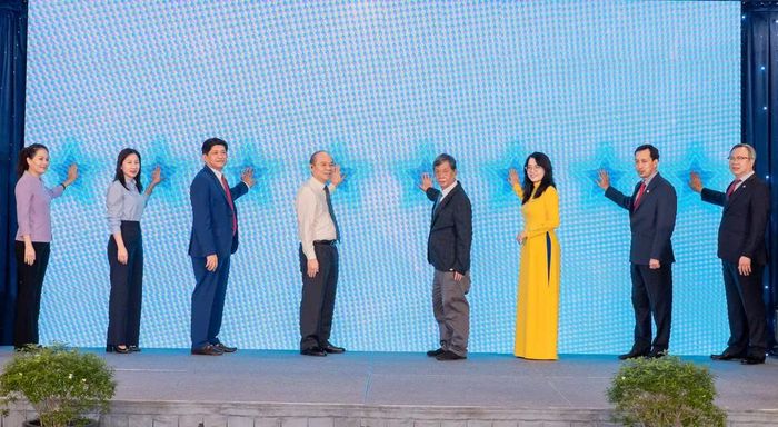 Phó Chủ tịch UBND TPHCM Trần Văn Bảy (thứ 4 từ trái sang) cùng các đơn vị thực hiện nghi thức nhấn nút thành lập Liên minh Thương hiệu Sài Gòn. Ảnh: THANH HÙNG