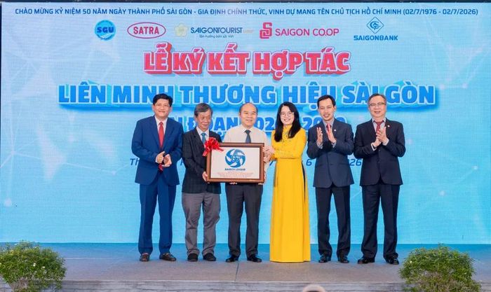 Liên minh Thương hiệu Sài Gòn tặng quà kỷ niệm cho Phó Chủ tịch UBND TPHCM Trần Văn Bảy tại buổi lễ. Ảnh: THANH HÙNG