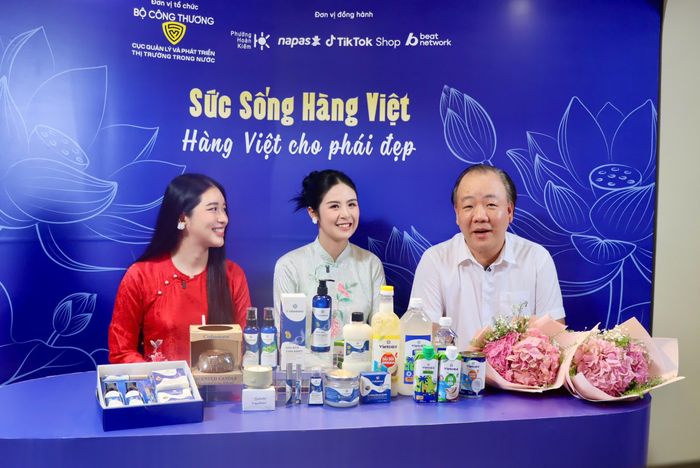 Cục trưởng Trần Hữu Linh, Hoa hậu Ngọc Hân và tiktoker Quỳnh Trang cùng livestream, quảng bá tiêu thụ hàng Việt tại chương trình Sức sống hàng Việt số 2. Ảnh: Bộ Công Thương