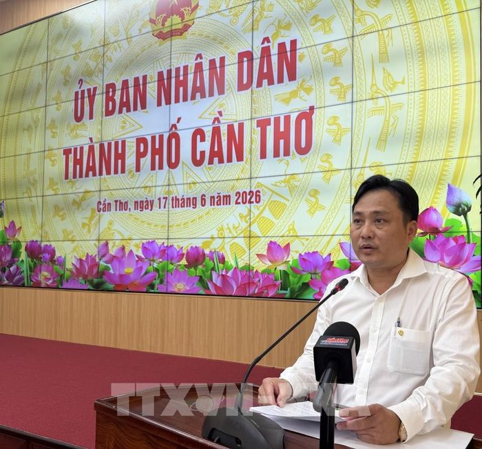 Ông Trần Chí Luận, Giám đốc Vietcombank Cần Thơ phát biểu. Ảnh: Nguyễn Văn Việt - TTXVN