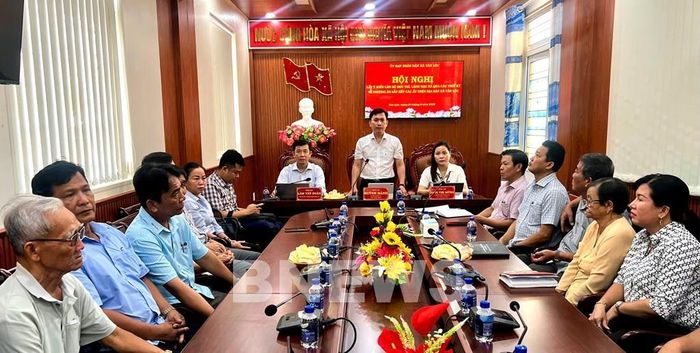 Đảng ủy, UBND xã Tân Lộc tổ chức hội nghị lấy ý kiến cán bộ hưu trí sắp xếp ấp. Ảnh: Tuấn Phi - TTXVN