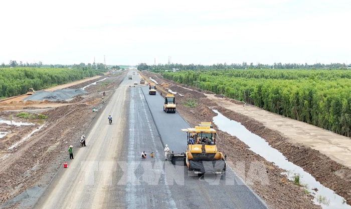 Cao tốc đường bộ Châu Đốc - Cần Thơ - Sóc Trăng hoàn thành sẽ giúp kết nối hàng hóa từ các tỉnh vùng Đồng bằng sông Cửu Long đến các cửa khẩu quốc tế của tỉnh An Giang một cách thuận tiện, giảm phí vận chuyển, tăng sức cạnh tranh của sản phẩm. Ảnh: Công Mạo - TTXVN