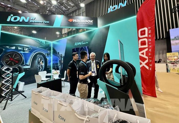 Nhà cung cấp giới thiệu phụ tùng ô tô đến khách tham quan triển lãm. Ảnh: Mỹ Phương - TTXVN