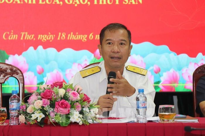 Ông Nguyễn Văn Trường, Phó Cục trưởng Cục Thuế TP. Cần Thơ, giải đáp thắc mắc cho doanh nghiệp liên quan đến lĩnh vực thuế. Ảnh: Thu Hiền - TTXVN