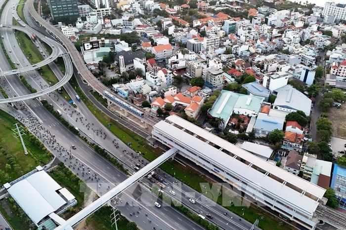 Tàu Metro vào ga Rạch Chiếc, tuyến số 1 Bến Thành - Suối Tiên. Ảnh: Hồng Đạt - TTXVN