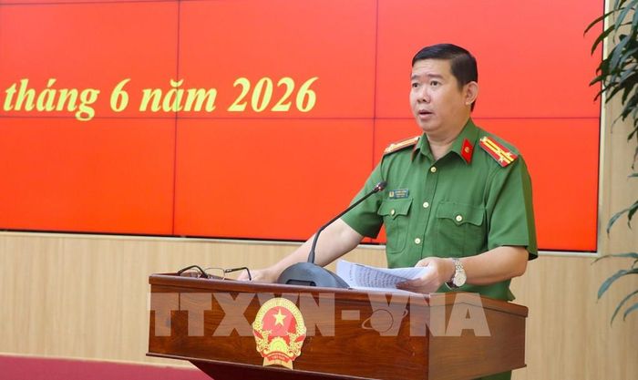 Thượng tá Lê Hùng Cường, Trưởng phòng Phòng Cảnh sát Quản lý hành chính về trật tự xã hội, Công an thành phố Cần Thơ, báo cáo tại Hội nghị. Ảnh: Nguyễn Hằng – TTXVN