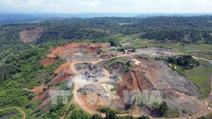 Nhiều mỏ đá xây dựng phía Tây tỉnh Lâm Đồng tạm ngưng hoạt động, bán sản phẩm ra thị trường. Ảnh: Hưng Thịnh – TTXVN