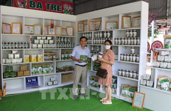 Gian hàng giới thiệu các sản phẩm từ sen của Công ty TNHH Một thành viên Ba Tre. Ảnh: Nhựt An - TTXVN