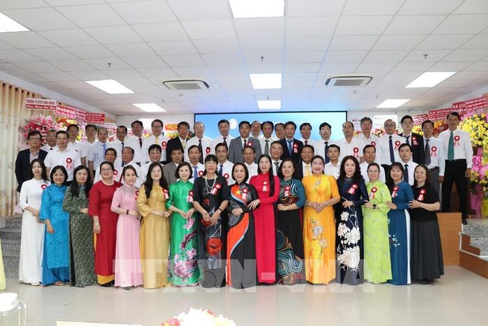 Ban Chấp hành Hiệp hội Cao đẳng Cộng đồng Việt Nam nhiệm kỳ 2026-2031 ra mắt đại hội. Ảnh: Thanh Hòa- TTXVN