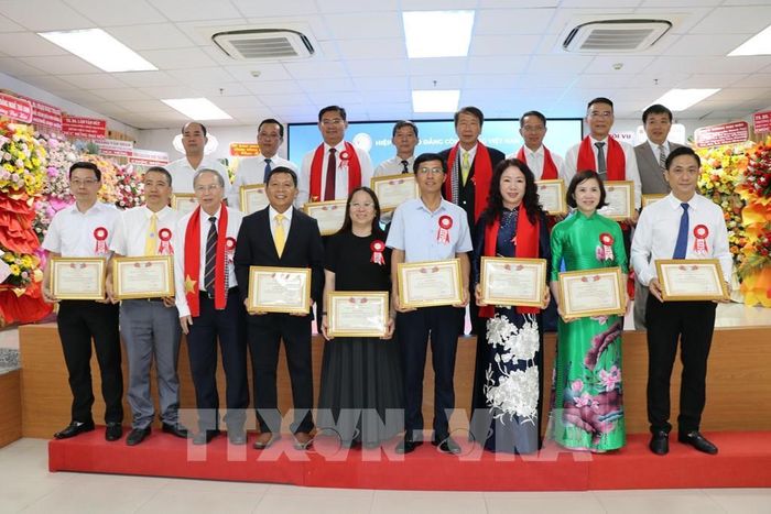 Các tập thể được nhận bằng khen của Hiệp hội Cao đẳng Cộng đồng Việt Nam vì có thành tích xuất sắc cho sự phát triển của Hiệp hội. Ảnh: Thanh Hòa- TTXVN