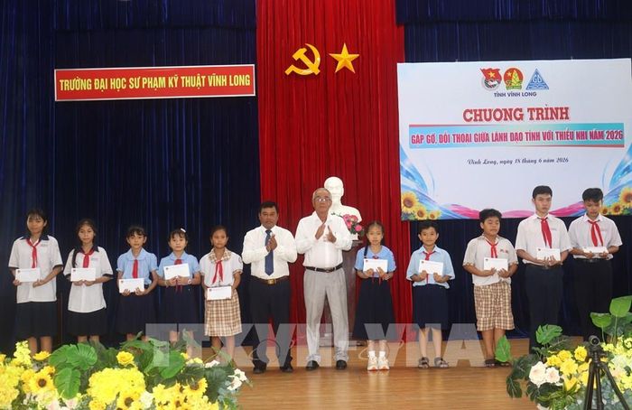 Trao học bổng động viên tinh thần học tập cho các em thiếu nhi. Ảnh: Lê Thúy Hằng – TTXVN
