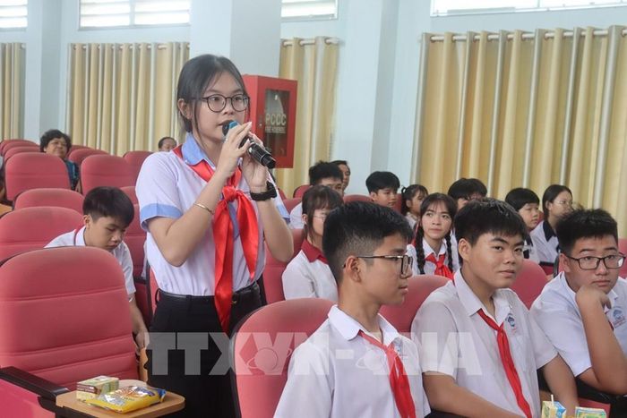 Thiếu nhi đặt câu hỏi đến lãnh đạo tỉnh tại chương trình. Ảnh: Lê Thúy Hằng – TTXVN