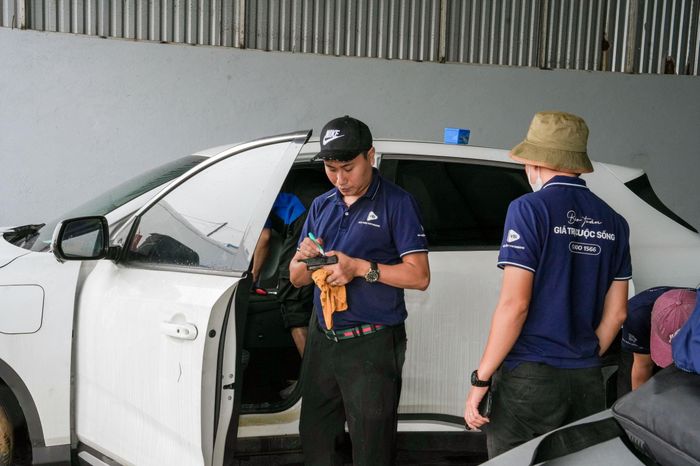 Giám định viên VBI hỗ trợ khách hàng trong quá trình sửa chữa xe.