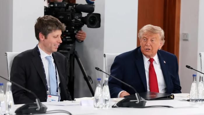 Giám đốc điều hành của OpenAI, Sam Altman (trái) và Tổng thống Mỹ Donald Trump tham dự bữa trưa làm việc với các nhà lãnh đạo G7, các đối tác hợp tác G7 và các CEO công nghệ toàn cầu về đổi mới và trí tuệ nhân tạo, trong khuôn khổ Hội nghị thượng đỉnh G7 vào ngày 17 tháng 6 năm 2026 tại Evian-les-Bains, Pháp. Ảnh: Getty Images