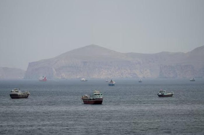 Tàu thuyền di chuyển trên eo biển Hormuz, khu vực Musandam, Oman, ngày 22/4/2026. Ảnh tư liệu: Reuters.