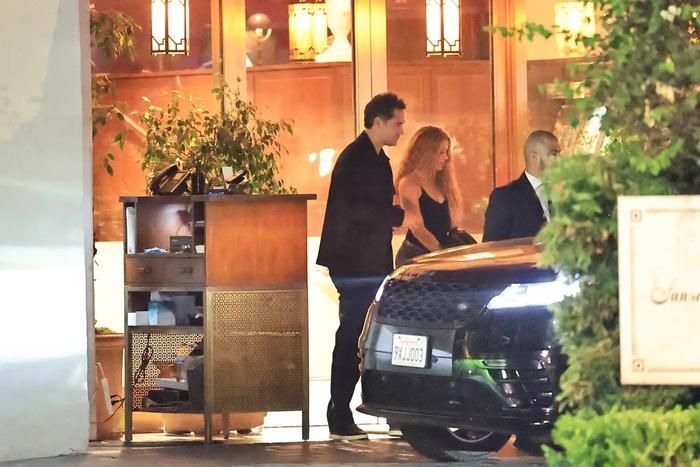 Shakira vướng nghi vấn hẹn hò với nam diễn viên Manuel Garcia Rulfo.