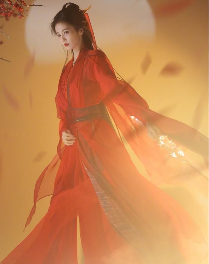 Bên cạnh yếu tố lãng mạn, Mạc Ly còn khắc họa hành trình trưởng thành và vươn lên của nữ chính giữa vòng xoáy quyền lực. Ảnh: Weibo
