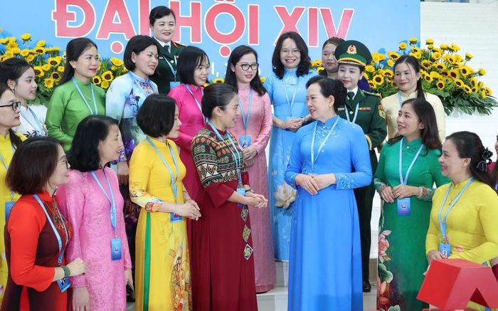 Ủy viên TƯ Đảng, Phó Chủ tịch UBTƯ MTTQ Việt Nam, Chủ tịch Hội LHPN Việt Nam Lê Thị Thủy (thứ 3 từ phải sang, hàng đầu) cùng các đại biểu dự Đại hội