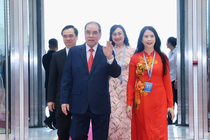 Nguyên Tổng Bí thư Nông Đức Mạnh dự Đại hội