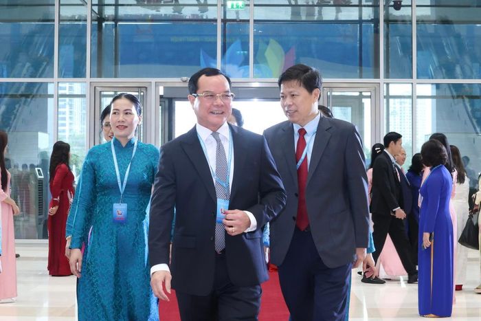 Ông Nguyễn Đình Khang (giữa), Ủy viên TƯ Đảng, Bộ trưởng Bộ Dân tộc & Tôn giáo, dự Đại hội