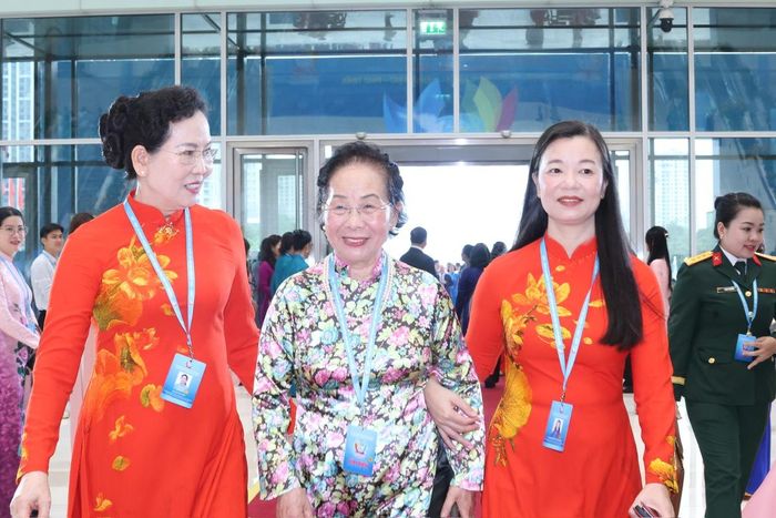 Bà Nguyễn Thị Doan (giữa), nguyên Ủy viên TƯ Đảng, nguyên Phó Chủ tịch nước, Chủ tịch Hội Khuyến học Việt Nam, dự Đại hội