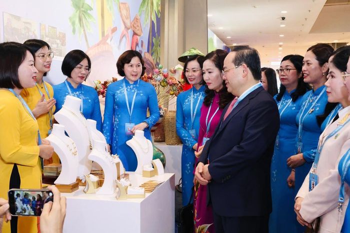 Các đại biểu tham quan gian hàng của phụ nữ khởi nghiệp tại Đại hội
